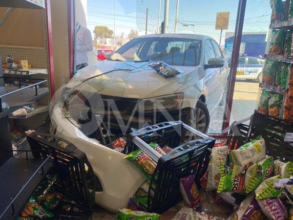 Conductora se impacta contra comercio al confundir el freno con el acelerador