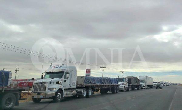 Largas filas de tráilers en Santa Teresa por exhaustivos chequeos