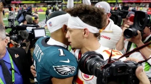 NFL reveló lo que Mahomes le dijo a Hurts al finalizar el Super Bowl