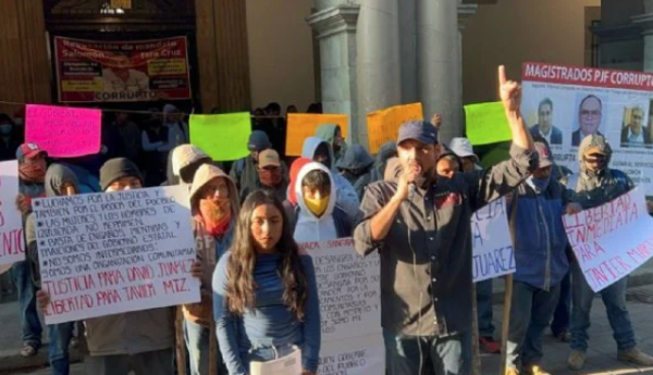 Bloquean carreteras federales en Oaxaca; manifestantes acusan a Salomón Jara de engañarlos