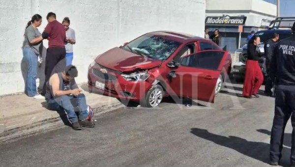 Colisión entre Chevrolet Aveo y motociclista en Periférico R. Almada deja heridos