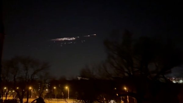 Misteriosa estela de luz atraviesa el cielo nocturno y causa asombro en Alemania (videos)