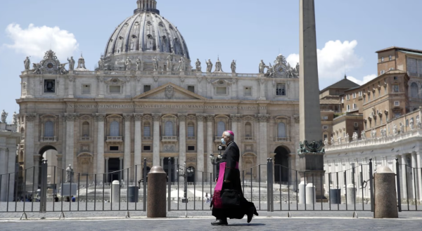 El guardián del Vaticano que todos los días usa 2.797 llaves para abrir sus puertas: se levanta a las 3:00 horas y recorre más de 7km