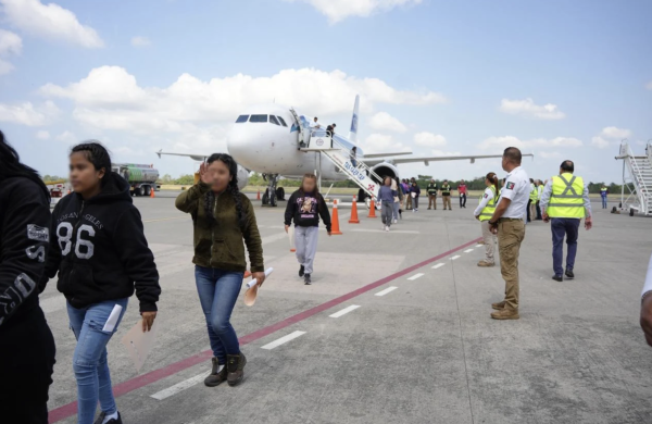 Avión aterriza en Tapachula con 122 migrantes mexicanos deportados de EU