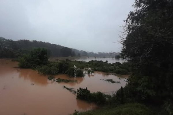 Desborda por lluvias río Uxpanapa en Santa María Chimalpa, Oaxaca; Protección Civil pide a habitantes localizar lugares altos para llegar a refugios