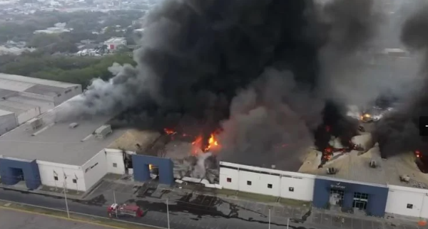 Se incendia una fábrica en el parque industrial Las Américas, en Apodaca