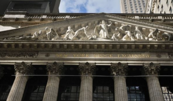 Wall Street cae por preocupaciones de empresas y consumidores sobre aranceles y Washington