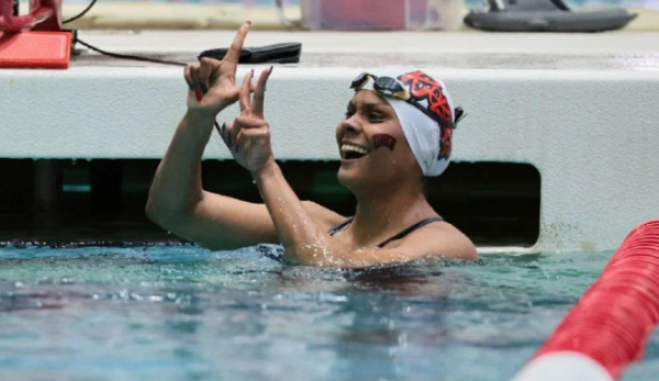 La nadadora mexicana Fernanda Méndez es campeona de la Conferencia Mountain West en 100 metros mariposa