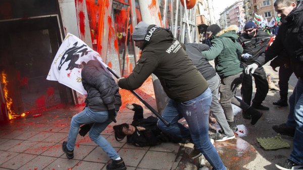 Manifestantes antieuro vandalizan y queman sede de la Comisión Europea en Bulgaria (videos)