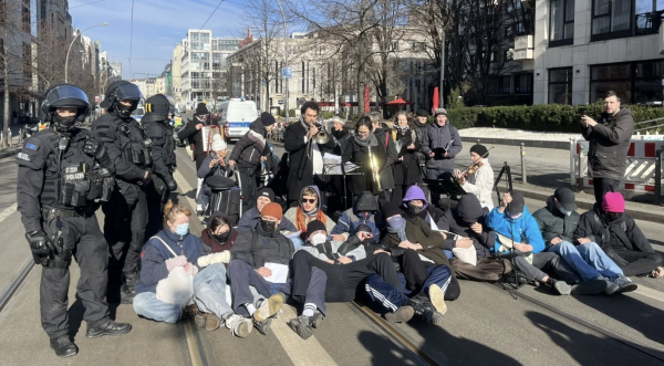 Manifestantes bloquean una marcha neonazi en Berlín