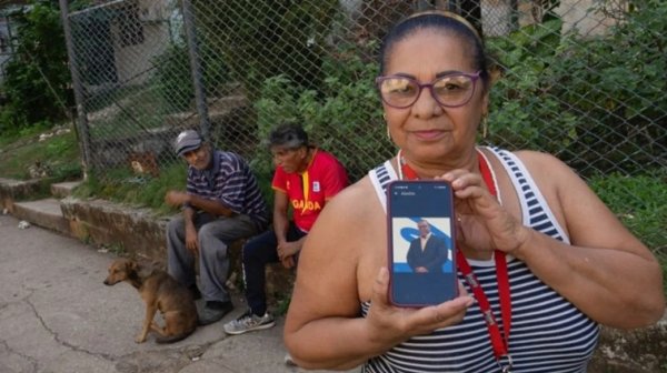 Jubilados cubanos luchan por sobrevivir con pensiones de cinco dólares mientras dependen de remesas