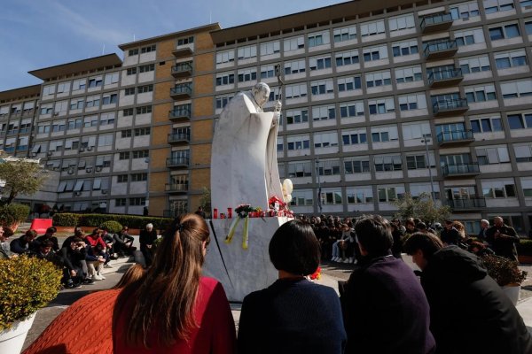 Vuelven a suministrar oxígeno al papa Francisco; pide que “recen por mí