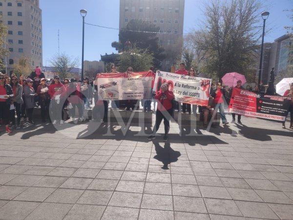 Llegan protesta de maestros al Congreso, van en contra de la reforma del ISSSTE