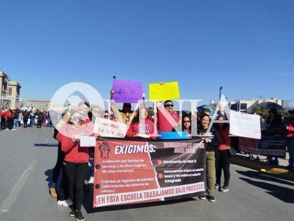 Cientos de docentes protestan contra la reforma la Ley del ISSSTE en Plaza del Ángel