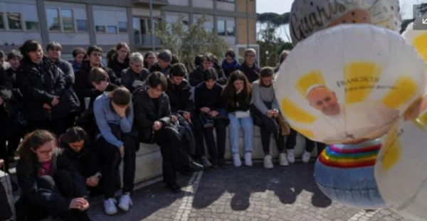 Vaticano anuncia oraciones vespertinas diarias por salud del Papa Francisco en la Plaza de San Pedro