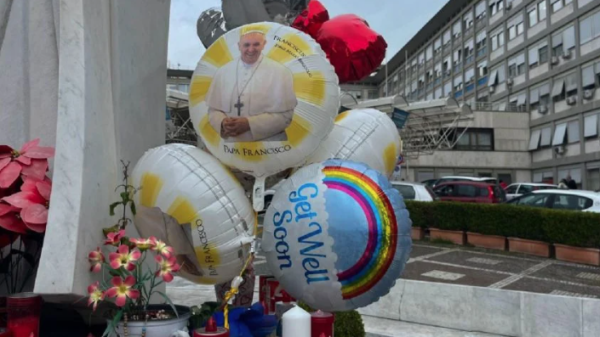 Católicos improvisan altar al papa Francisco con cartas, globos y flores afuera del hospital Gamelli