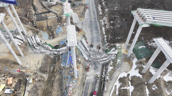 Colapsa un puente en Corea del Sur y mata a cuatro personas (video)