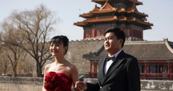 China propone reducir la edad legal de matrimonio a 18 años y eliminar límite de hijos