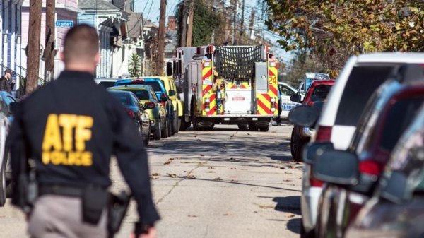 Autoridades revisan video donde cuatro personas colocan explosivos ligados al agresor de Nueva Orleans