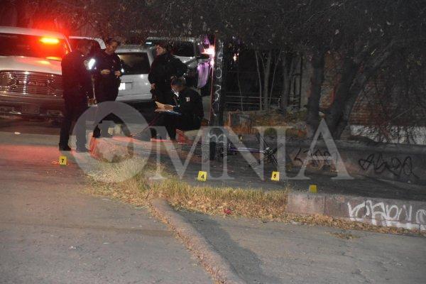 Pistoleros en moto acribillan a dos en colonia Santa Rita