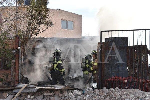 Sofocan bomberos fuerte incendio en patio de casa-habitación