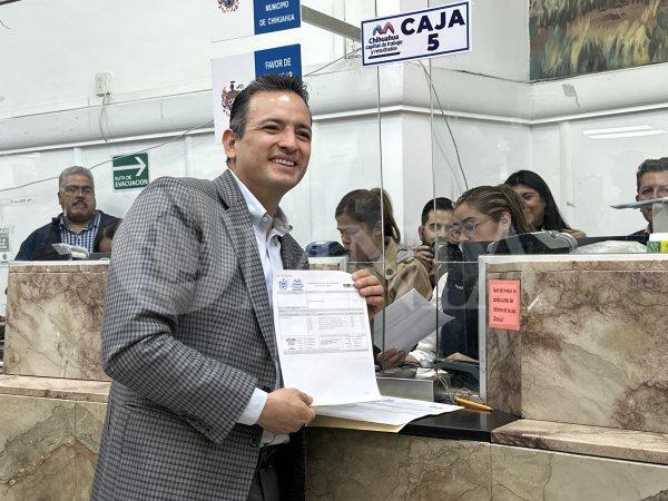 Asiste Bonilla a pagar el Predial en cajas de Tesorería