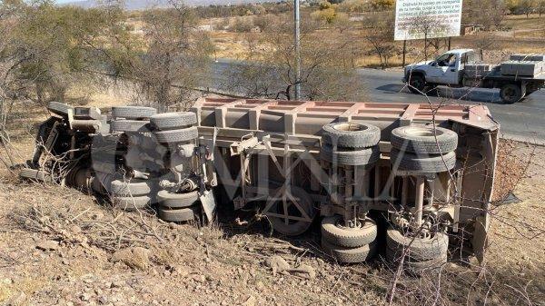 Chofer de tráiler pierde la estabilidad y vuelca rumbo a Aldama