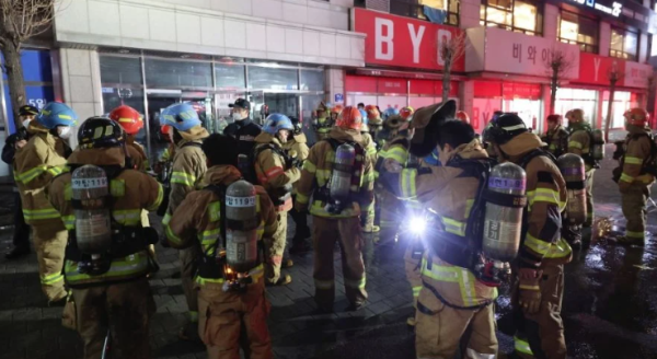 Bomberos extinguen incendio en centro comercial en Corea del Sur; rescatan a 240 personas