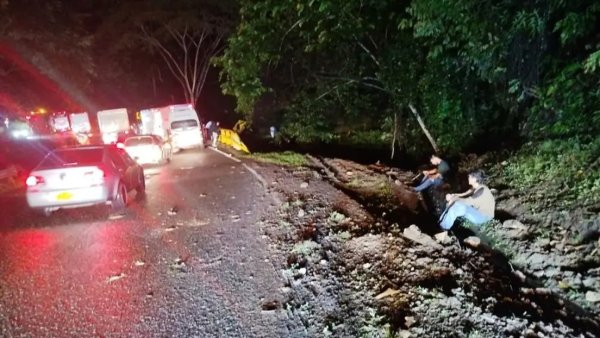 Al menos cinco muertos y más de 20 heridos al caer un autobús por un precipicio en Colombia