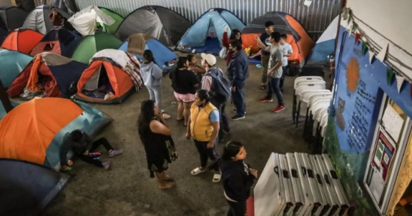 Migrantes aceleran su paso para intentar entrar legalmente a Estados Unidos antes de que Trump acabe con los programas humanitarios