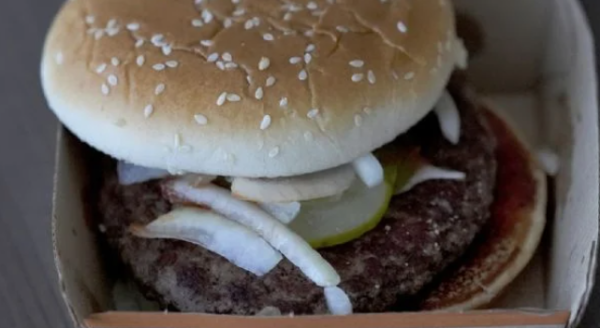 Joven desarrolla insuficiencia renal tras comer hamburguesa de McDonald's