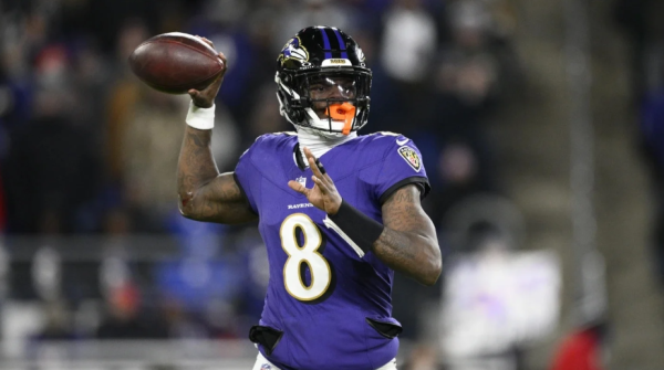 Ravens venció 35-10 a Cleveland; Lamar Jackson superó las 4 mil yardas por pase