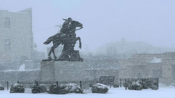 Hay más de 6 mil vuelos retrasados por la tormenta invernal que azota gran parte de Estados Unidos