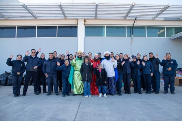 Gracias a colecta anual de bomberos, entregan mil 850 juguetes a niñas y niños de zonas vulnerable