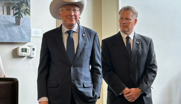 Ken Salazar se despide e insiste en que en México sí se produce fentanilo