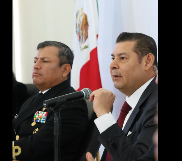 Gobernador de Puebla inaugura sección en sus conferencias para exhibir “fake news”