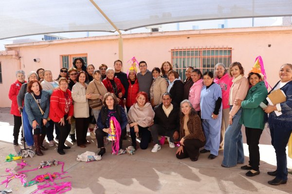 Rafael Loera celebra el Día de Reyes con los adultos mayores de la Casa de los Abuelos Sur