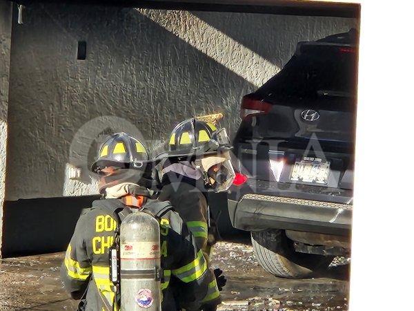 Arde camioneta dentro de vivienda en Jardines del San Francisco