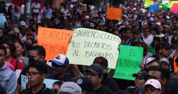 Trabajadores de Oaxaca bloquean accesos al Congreso del estado por despido masivo; sesionan virtualmente