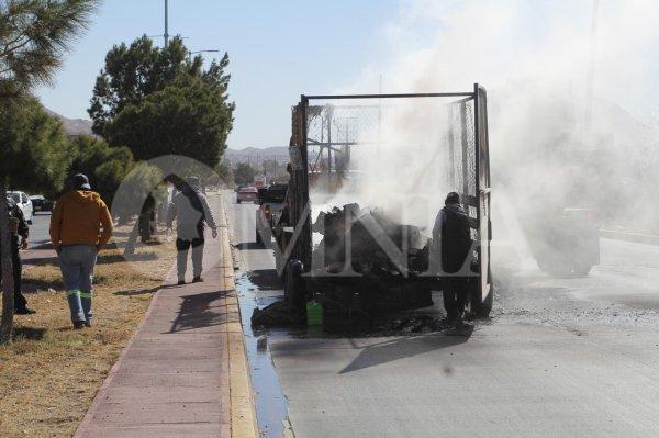 Fuego consume traila y desechos de maquiladora sobre la vialidad Sacramento