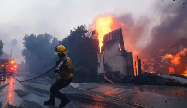 Incendio forestal en Los Ángeles obliga a evacuar a 30 mil personas en medio de fuertes vientos