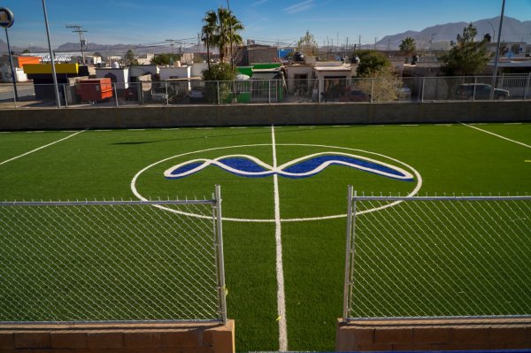 Avanza Municipio en construcción de cancha de futbol rápido en colonia Sierra Azul