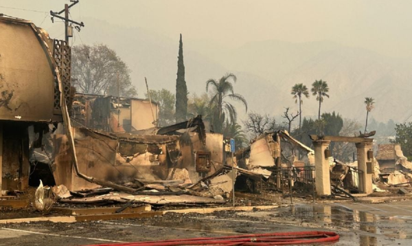 Aumentan a cinco las muertes por incendios fuera de control en Los Ángeles; van más de mil estructuras destruidas