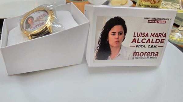 Exhiben reloj de regalo con imagen de Luisa Alcalde, la morenista desmiente la acusación