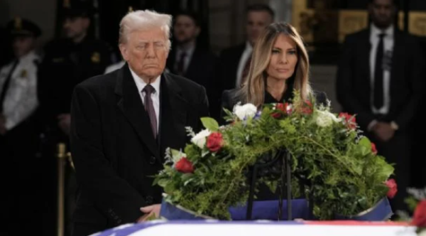 Trump se presenta a rendir homenaje ante el féretro de Jimmy Carter en el Capitolio