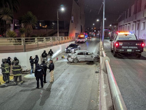 Muere conductor al impactar vs muro en la ave.Independencia