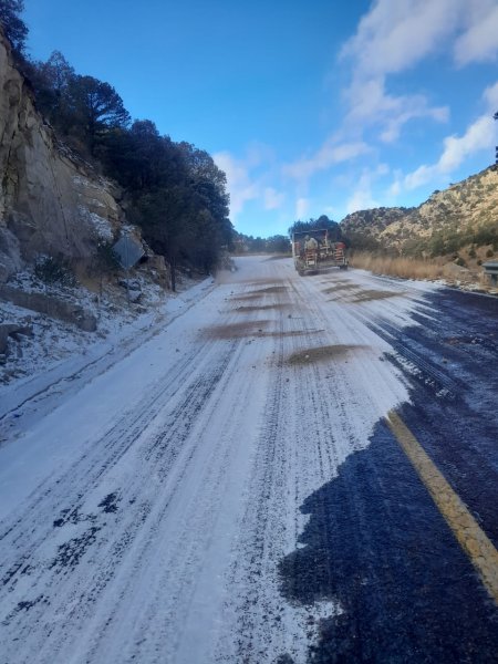 Trabajan SSPE y SCOP para prevenir el congelamiento de carreteras y avenidas en el estado