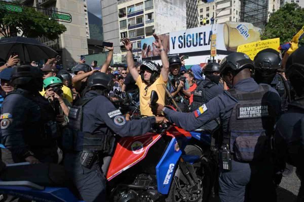 Liberan a María Corina Machado, lideresa de la oposición en Venezuela, retenida por el régimen de Maduro durante protesta