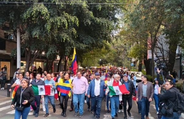 Más de 400 manifestantes en CDMX exigen la renuncia de Maduro frente a embajada de Venezuela