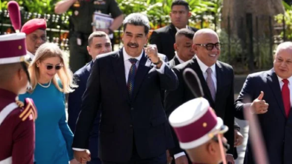 Maduro anuncia nueva constitución y la oposición lo acusa de usurpador